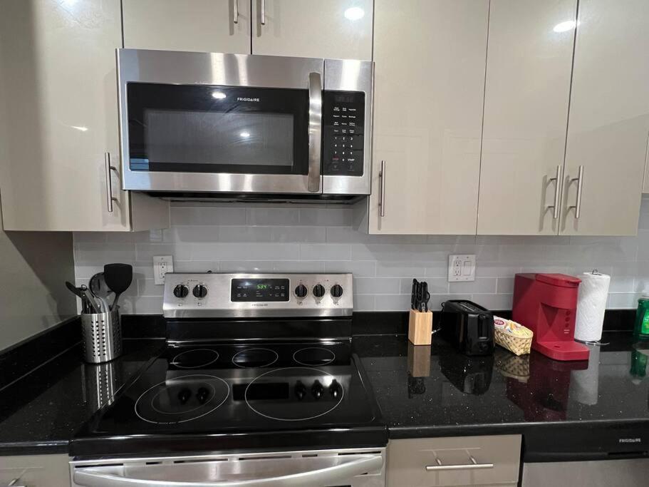 405 Spacious And Superior 1bdr In Center *