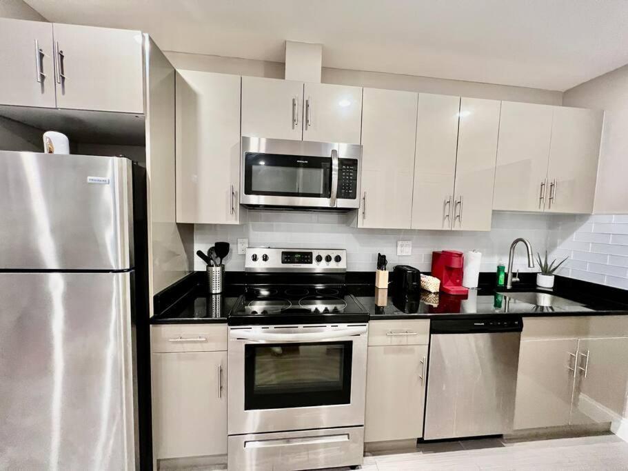 405 Spacious And Superior 1bdr In Center Apartment *