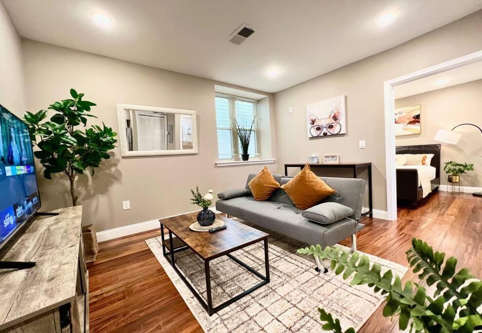 405 Spacious And Superior 1bdr In Center